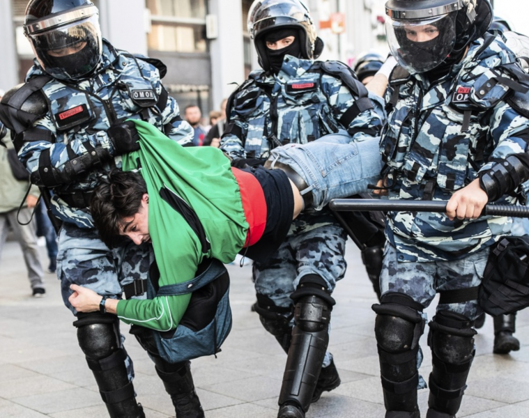 Foto: Evgeny Feldman/AP/TTEn man bärs bort av kravallpolis under en demonstration den 10 augusti i Moskva.