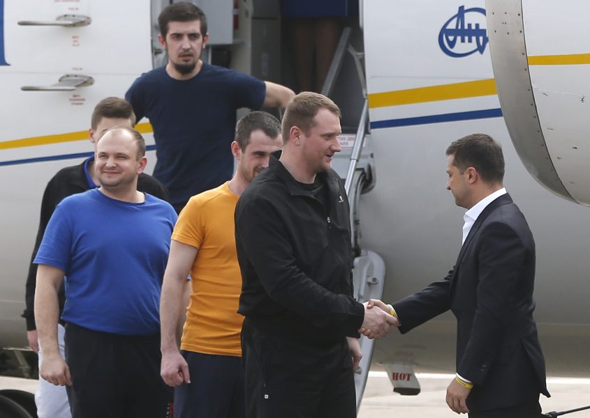 Ukrainas president Volodymyr Zelenskyj (längst till höger) välkomnar tidigare fångar tillbaka till Ukraina.