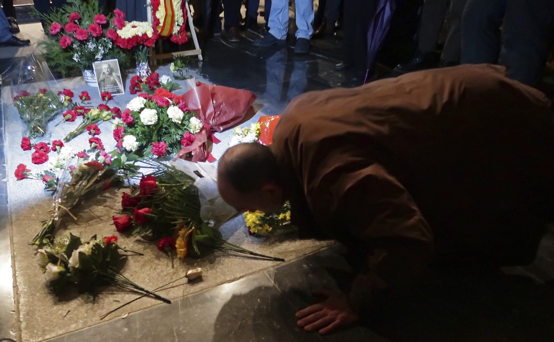 Blommor på general Francisco Francos grav.
