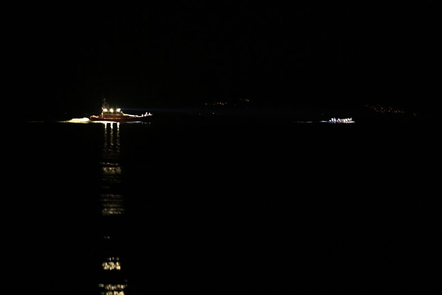 Ett kustbevakningsfartyg närmar sig en mindre migrantbåt utanför den grekiska ön Lesbos.