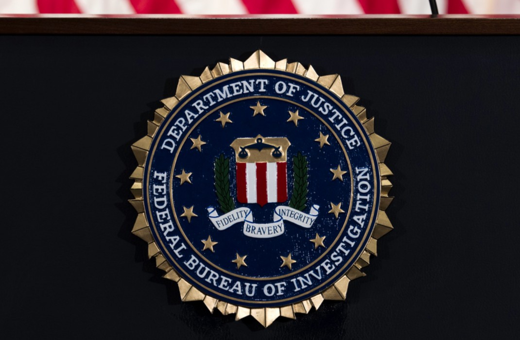 En amerikansk soldat har gripits misstänkt för att bland annat ha spridit information om hur man bygger bomber.