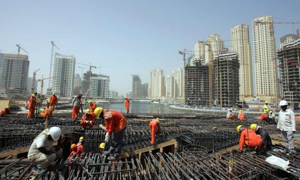Migrantarbetare från Pakistan på ett bygge i Dubai.