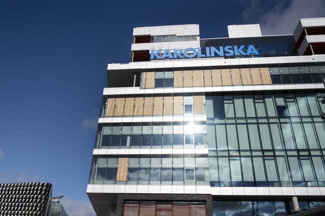 Operationspersonal har problem med luftkonditioneringen på Nya Karolinska universitetssjukhuset.