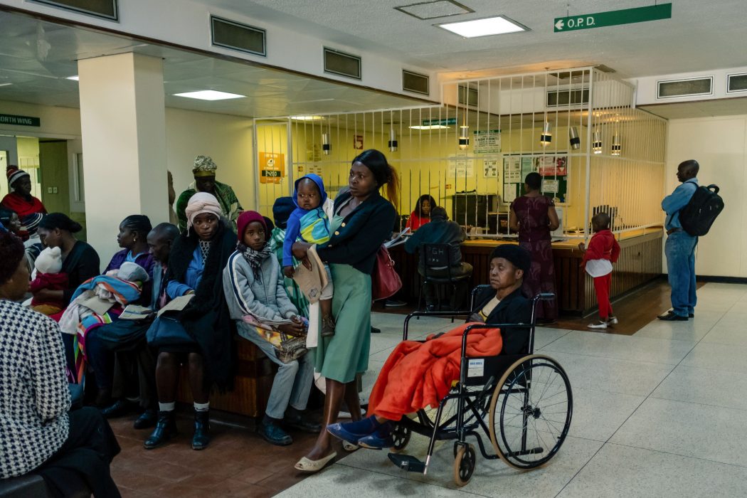Patienter väntar på vård på ett sjukhus i Harare i Zimbabwe.