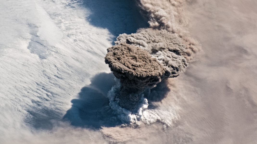 Den 22 juni fick vulkanen Raikoke på den ryska ögruppen Kurilerna ett utbrott.