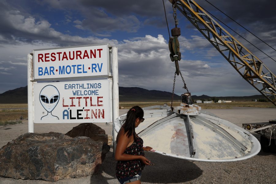 En turist tittar på ett "ufo" utanför "Little A'Le'Inn" i Rachel, Nevada.
