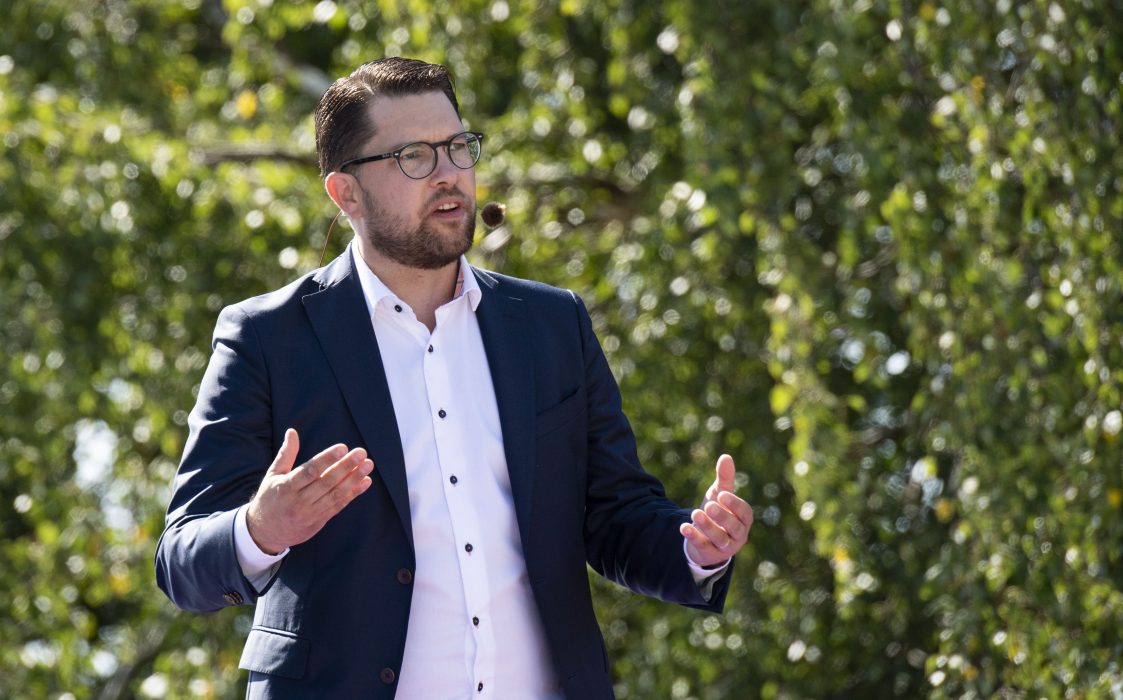 En smällare kastades mot Jimmie Åkessons (SD) bil när han besökte Mariestad i våras.