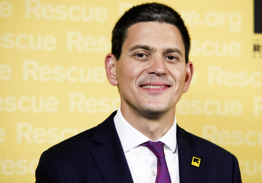 David Miliband, chef för hjälporganisationen International Rescue Committee beklagar att USA kommer att minska sin flyktingkvot.