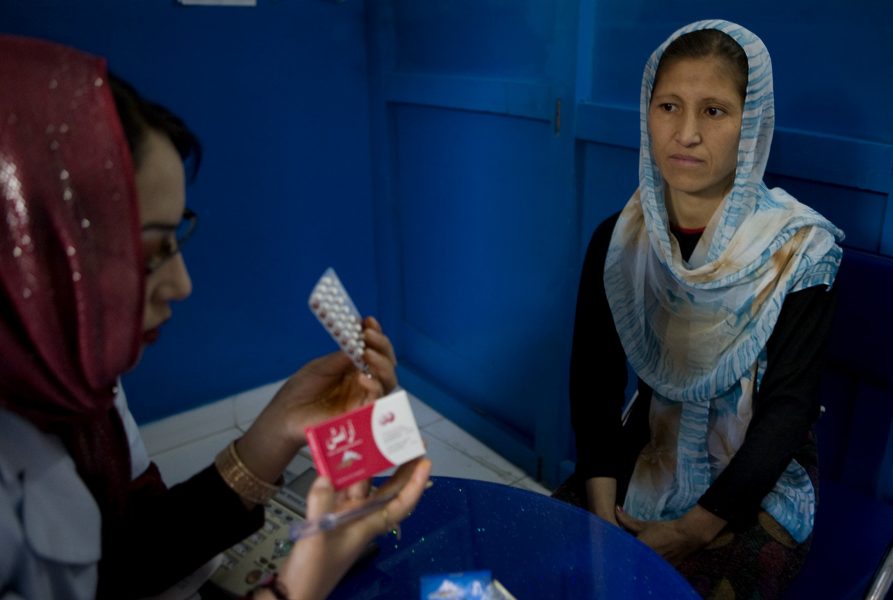 Laila får information om preventivmedel på Marie Stopes International Clinic i Kabul, Afghanistan.
