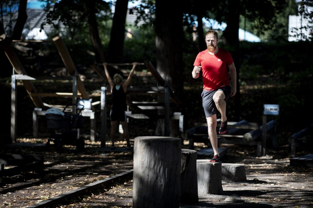 Gabriel Lindé är personlig tränare på Friskis och svettis vid Skanstull, här vid Eriksdalsbadets utegym.