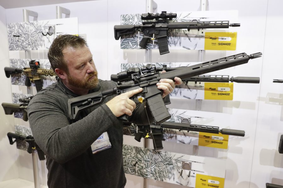 National Rifle Association håller möte i Indianapolis där man även kan prova olika vapen.