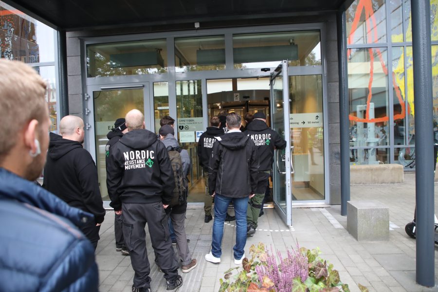 Ett tjugotal NMR-anhängare vid ingången och säkerhetskontrollen vid Göteborgs tingsrätt.
