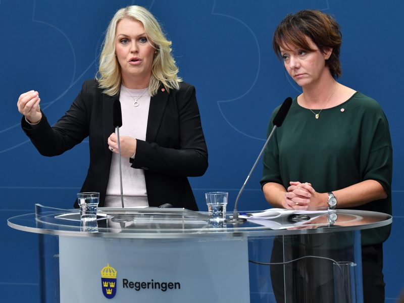 Socialminister Lena Hallengren (S) och Matilda Ernkrans (S), minister för högre utbildning och forskning, under pressträffen om det nya vårdkompetensrådet.