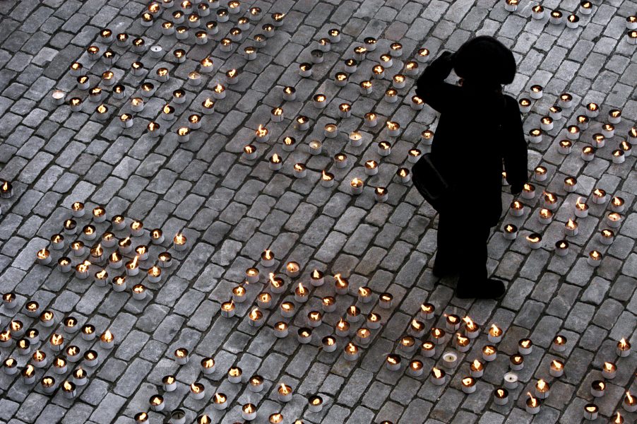 Bilden är tagen i samband med att anhörigföreningen för självmordsoffer SPES, genomförde en ljusmanifestation på Mynttorget i Stockholm.