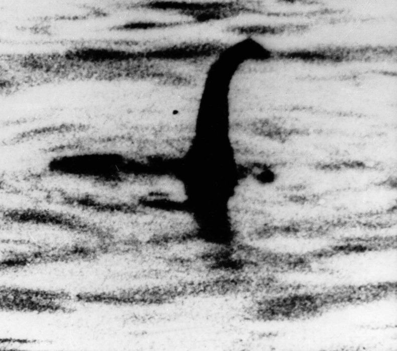 Ett odaterat foto från skotska sjön Loch Ness.
