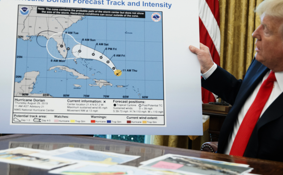 Foto: Evan Vucci/AP/TTDonald Trump med den nu famösa kartan.