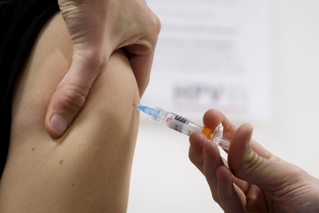 Regeringen avsätter pengar för att även pojkar ska få vaccin mot hpv.