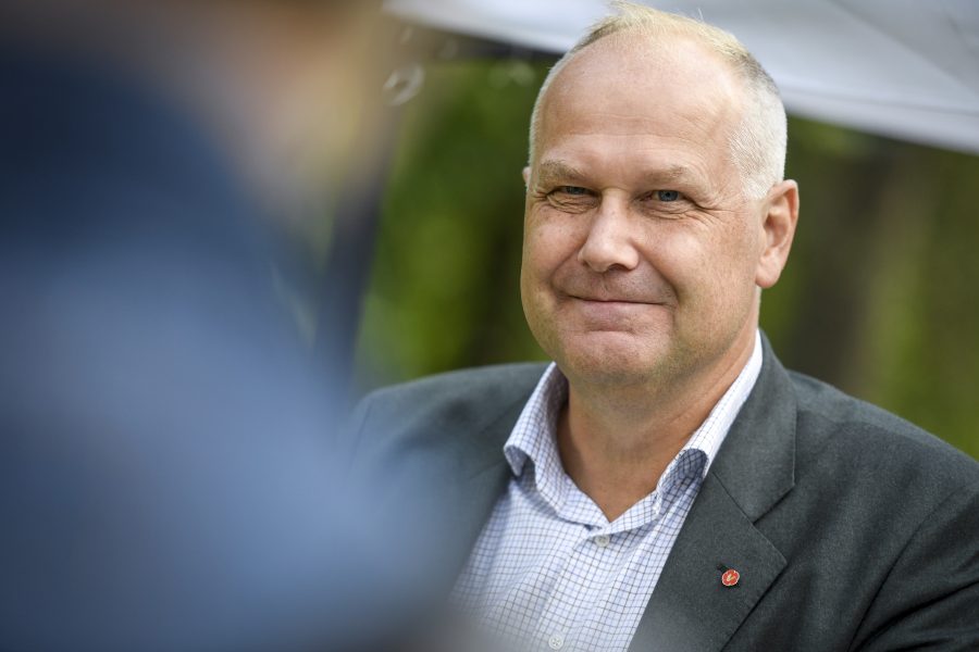 Vänsterpartiets ledare Jonas Sjöstedt vill ta bort partiets krav på att Sverige ska lämna EU ur partiprogrammet men räknar med hård intern debatt om det.