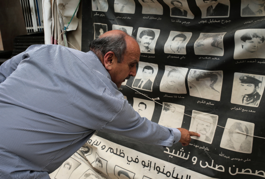 En libanesisk man som suttit i Tadmurfängelset i Palmyra pekar på en medfånge som finns med på en lista med "försvunna".