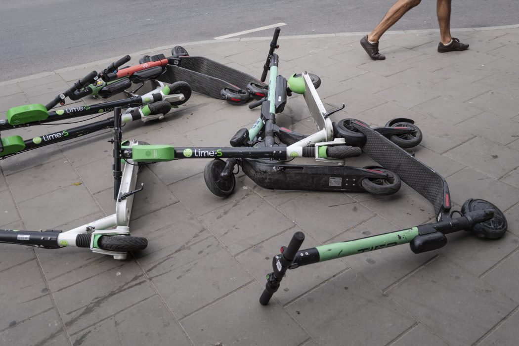 Övergivna elsparkcyklar vid Medborgarplatsen på Södermalm i Stockholm en dag i juli.