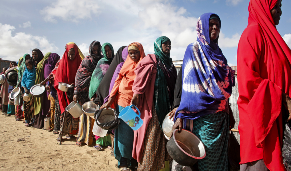 Kvinnor på flykt undan torka köar för mat i ett läger utanför Somalias huvudstad Mogadishu.