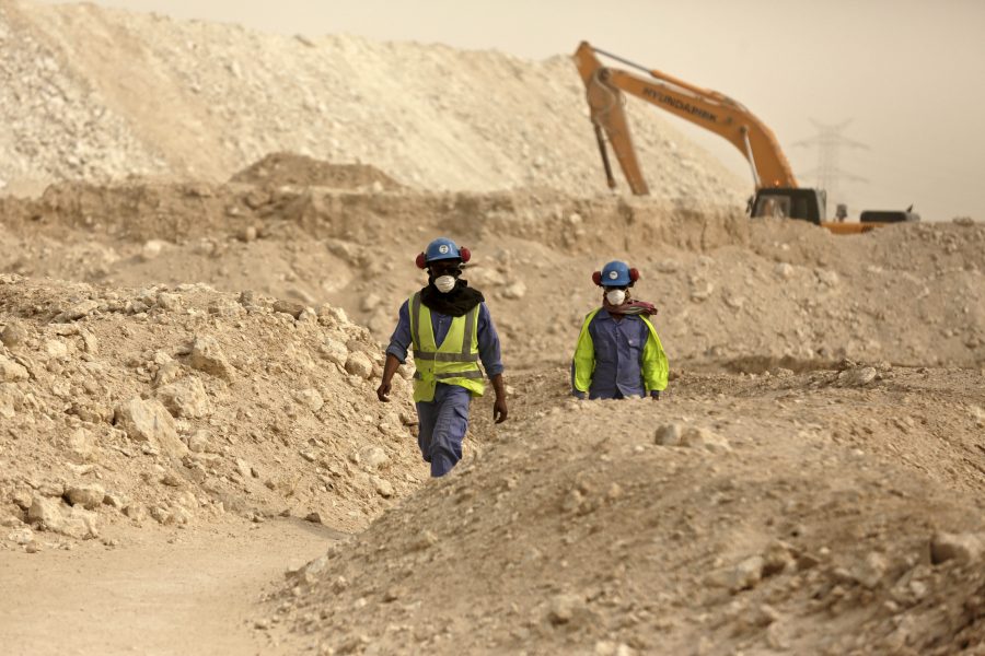 Arbetare vid bygget av Al-Wakra Stadium som ska färdigställas inför VM 2022.