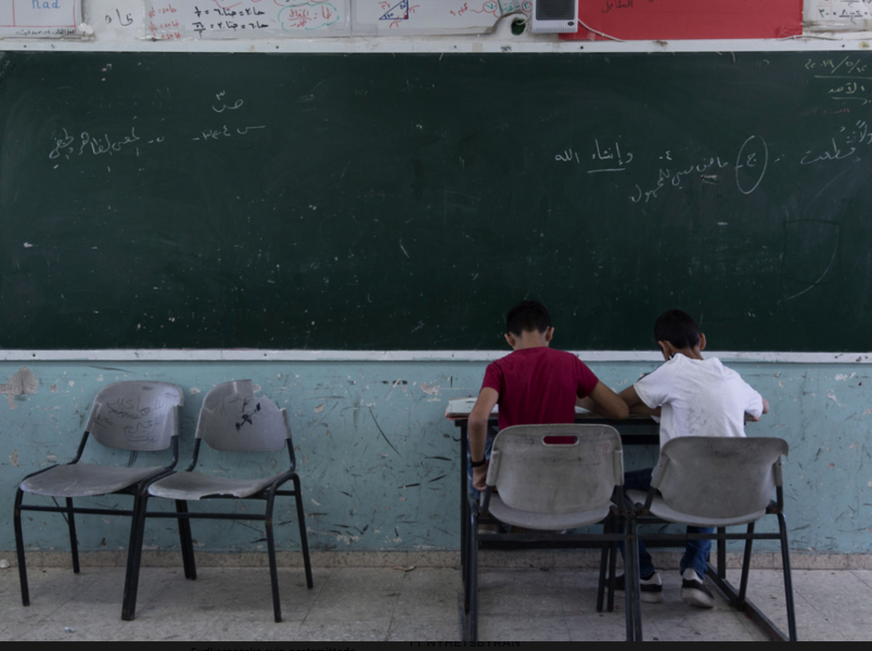 Foto: AP Photo/Nasser NasserDet är mindre sannolikt att fattiga barn går ut skolan, enligt en rapport.