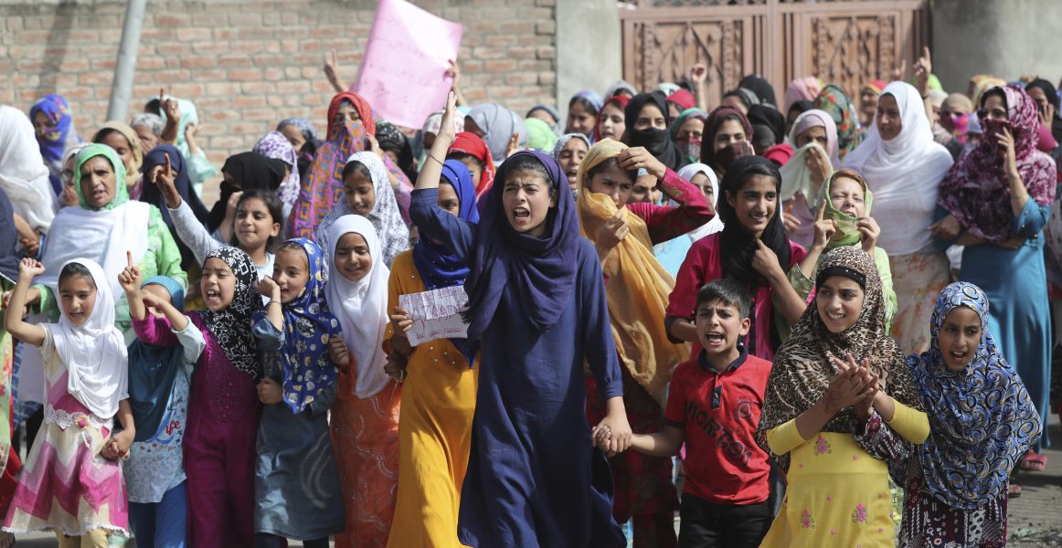 Kvinnor och barn deltog i stor protest i Srinagar i den indiska delen av Kashmir i fredags.