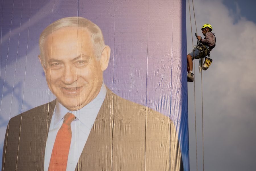 Reklamskylt med Benjamin Netanyahu inför tisdagen val.