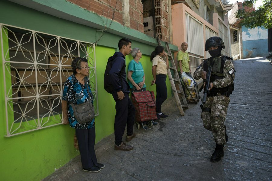 National Police Action Force, FAES, patrullerar i utkanten av Caracas.