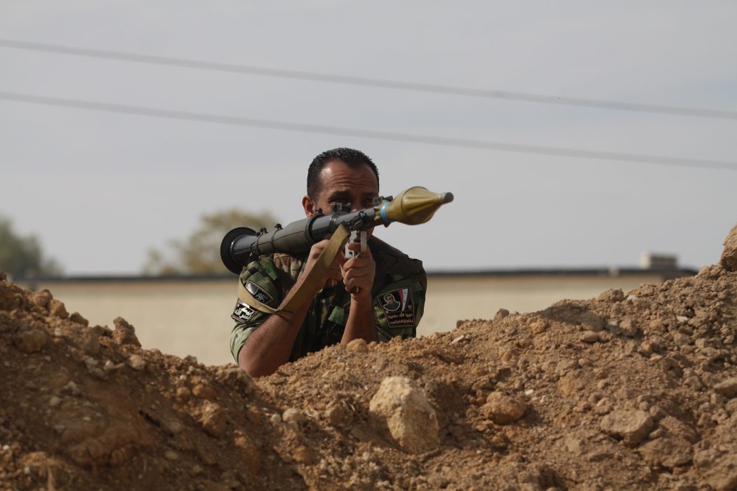 En Hizbollahsoldat i strid under kriget i Syrien där rörelsen slåss på president Bashar al-Assads sida.