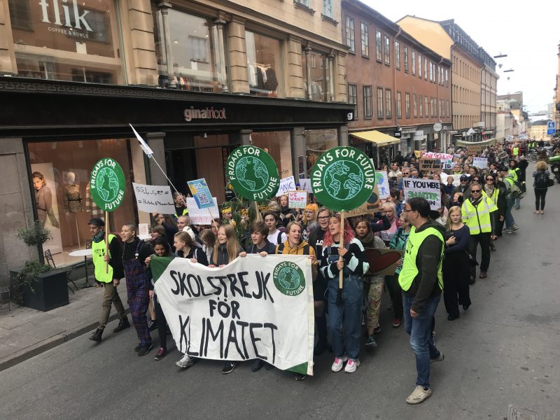 Tusentals unga klimatdemonstranter tågade på fredagen genom Stockholm.