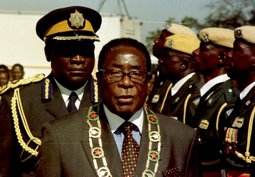 Robert Mugabe inspekterar hedersvakten 2001.