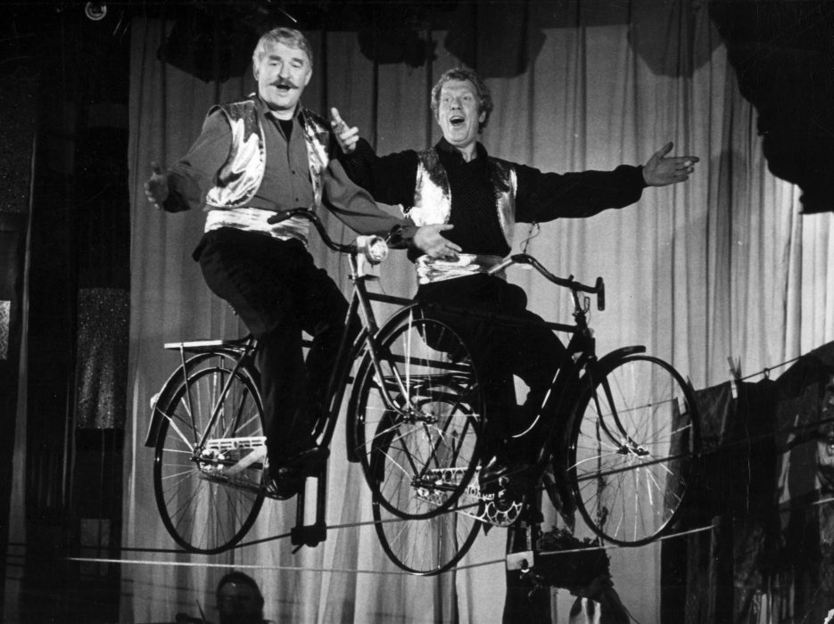 Hans Alfredson och Tage Danielsson i revyn "Under Dubbelgöken" på Berns 1975.
