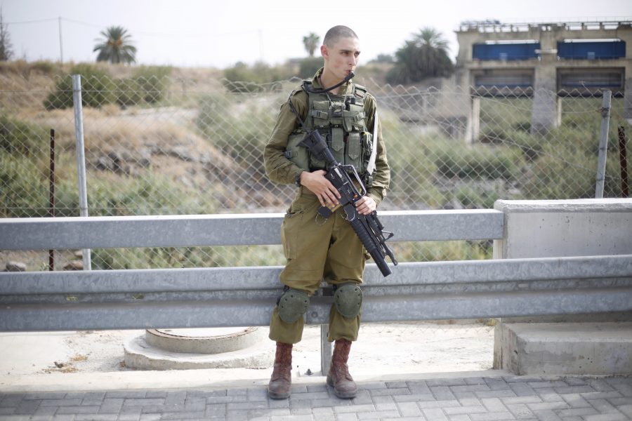 En israelisk soldat, på en gränsbro till Jordanien, i Jordandalen.