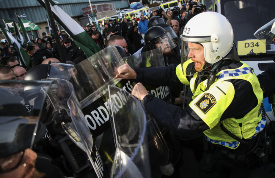 Nu startar rättegången mot 16 av de personer som deltog i en nazistisk demonstration i Göteborg 2017.