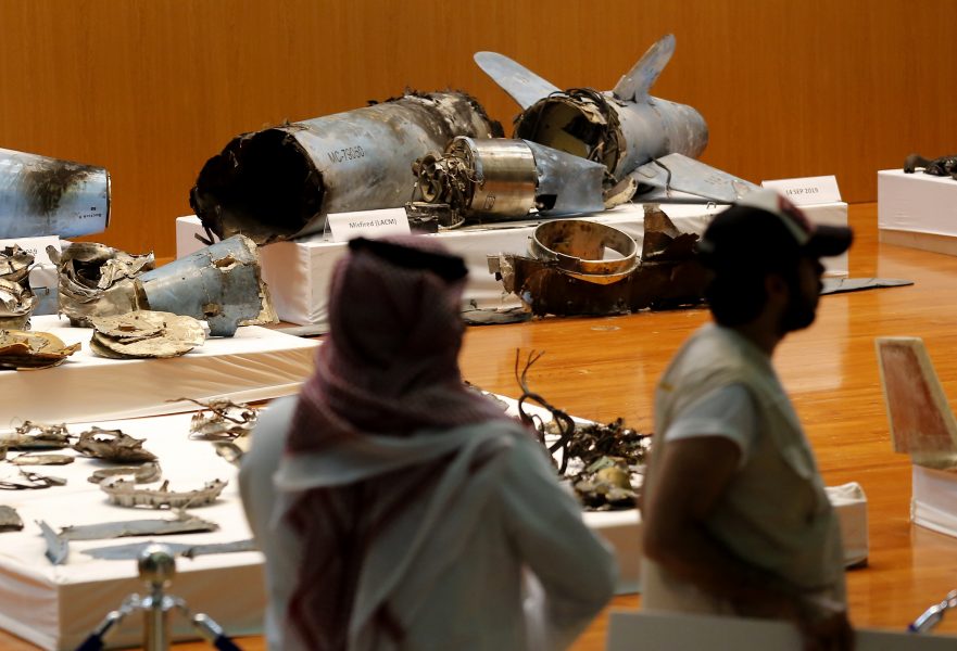 Saudiska militären visar upp resterna av vad som sägs vara en iransk missil som användes vid attacken mot oljeanläggningarna.