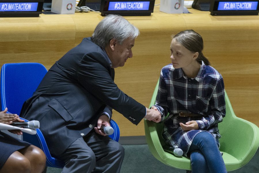 Greta Thunberg skakar hand med FN:s generalsekreterare António Guterres under klimattoppmötet för unga i FN-högkvarteret i New York på lördagen.