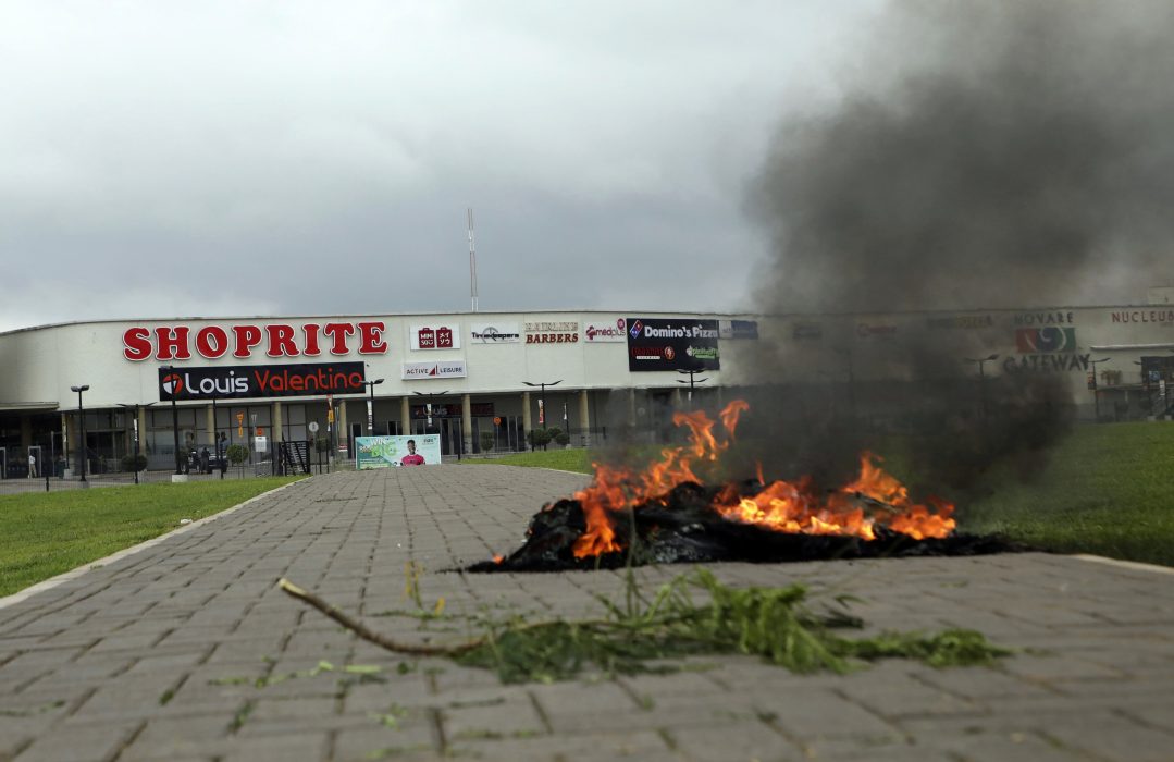 Brand utanför en affär i Abuja i Nigeria efter hämndattacker mot sydafrikanska företag.