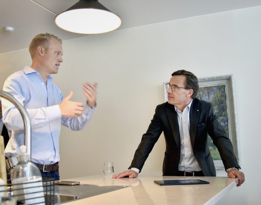 Moderaternas partiledare Ulf Kristersson (t h) besöker "smart hem" i Norra Djurgårdsstaden, och samtalar här med lägenhetsinnehavaren Patrik Nyström.