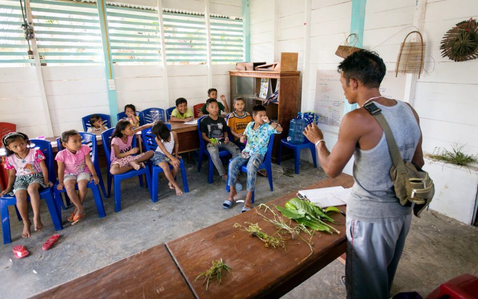 Suku Mentawai, en ideell organisation på den indonesiska ön Siberut, arbetar för att lära barn inom folkgruppen mentawai om sitt ursprung.