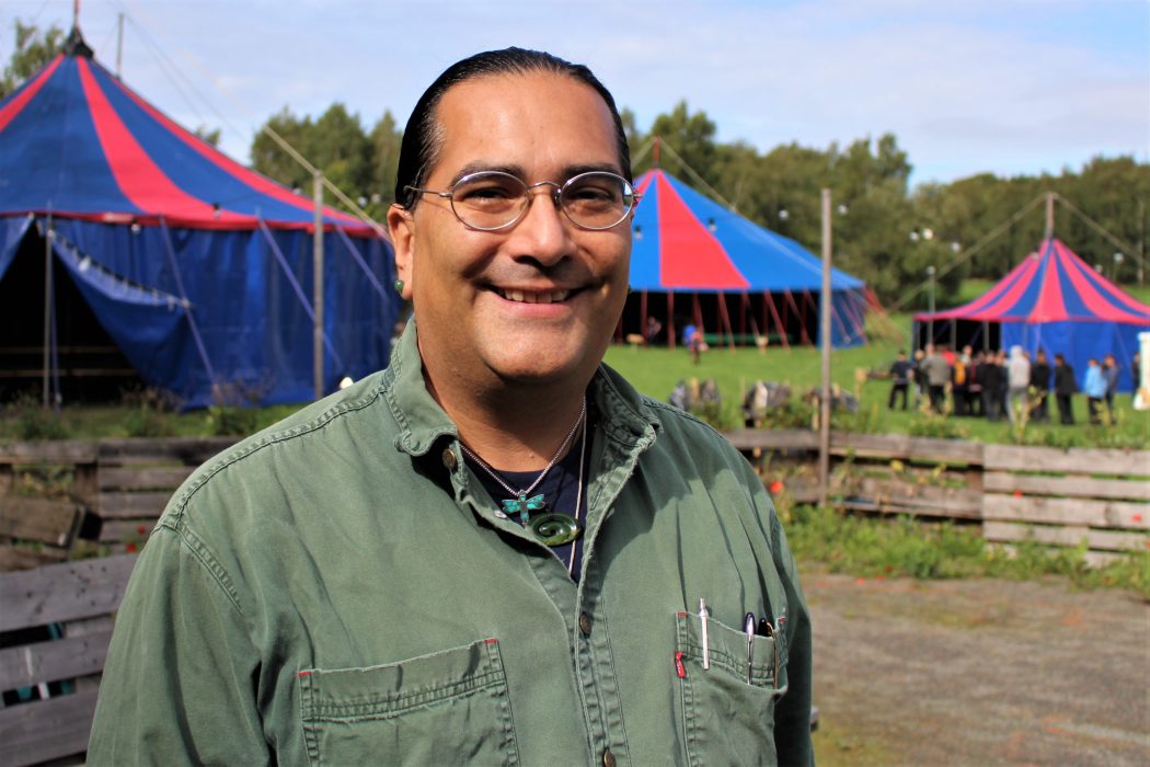 Christopher Basaldú som kommer från den amerikanska ursprungsbefolkningen Esto’k Gna har rest till Göteborg för att prata om sina erfarenheter av en pågående kampanj mot planerna på tre fossilgasterminaler i Brownsville, Texas.