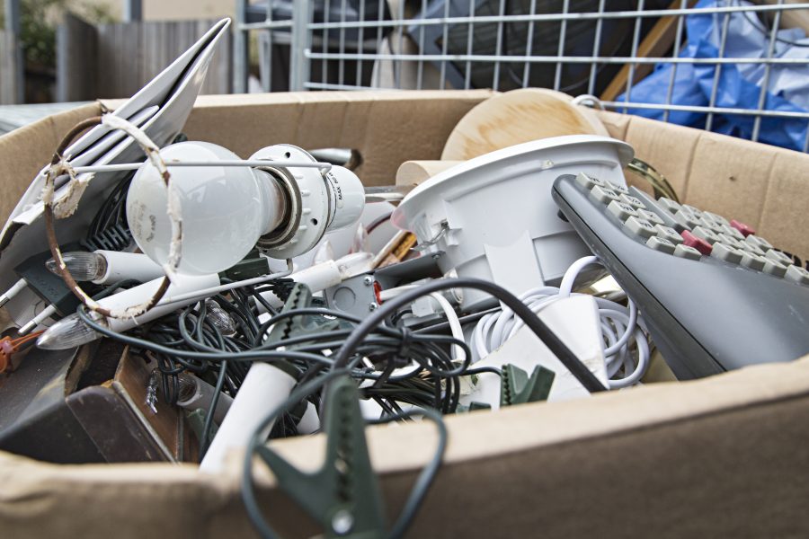50 miljoner ton elektroniskt avfall kastas ungefär varje år .