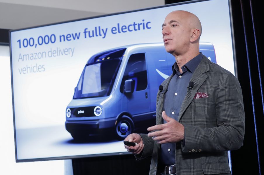 Jeff Bezos, vd på Amazon meddelar att företaget planerar att köpa in 100 000 elfordon och att företaget kommer att nå parisavtalet 10 år tidigare än planerat.