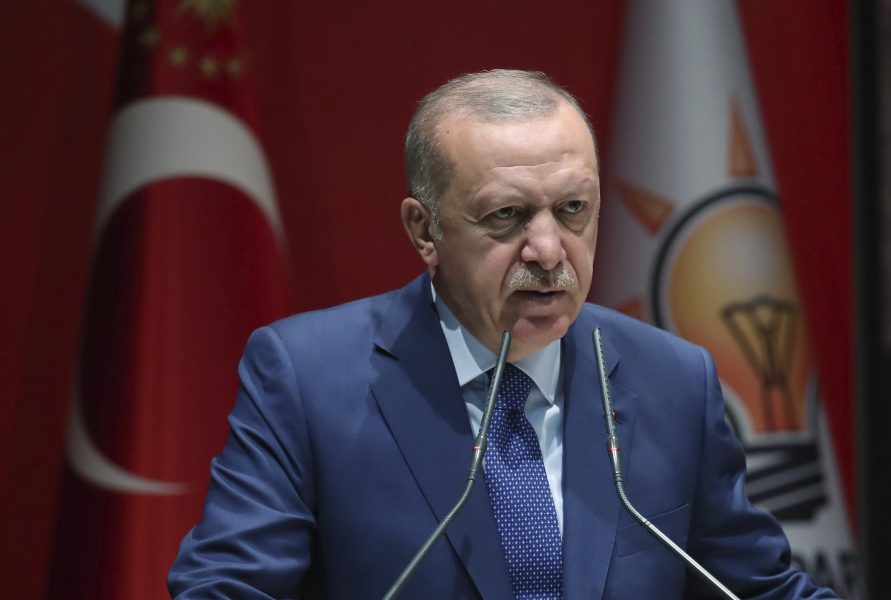 Turkiets president Recep Tayyip Erdogan ställer krav på EU om syrier som flytt kriget i deras hemland.