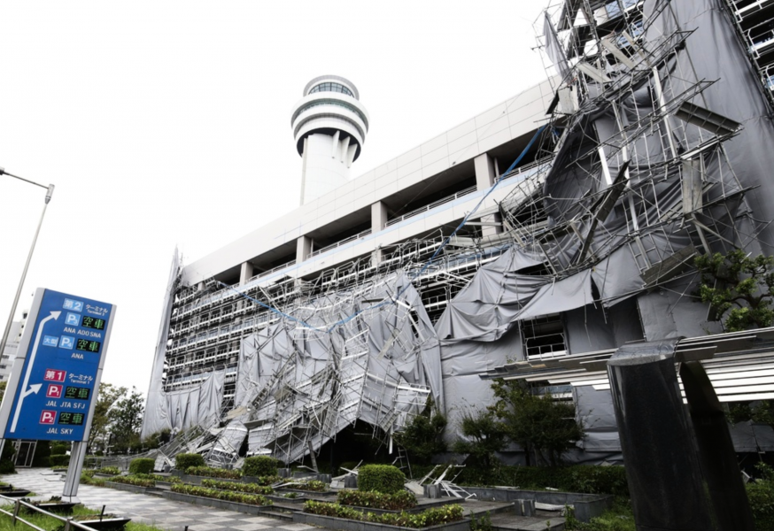 Foto: AP/TTStällningar vid Hanedaflygplatsen i Tokyo har skadats av den tropiska cyklonen Faxai.