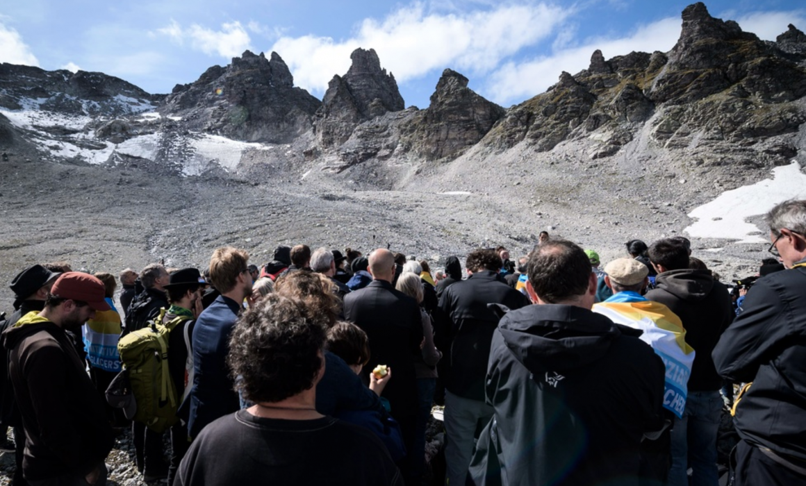 En sorgesam församling möttes upp vid den schweiziska glaciären Pizol, som snart smält bort.