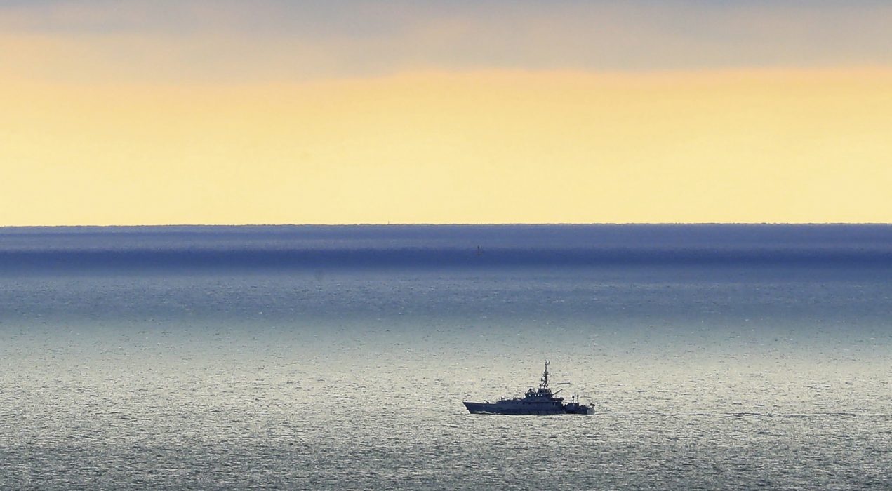 Ett brittiskt kustbevakningsfartyg i kanalen nära Dover.