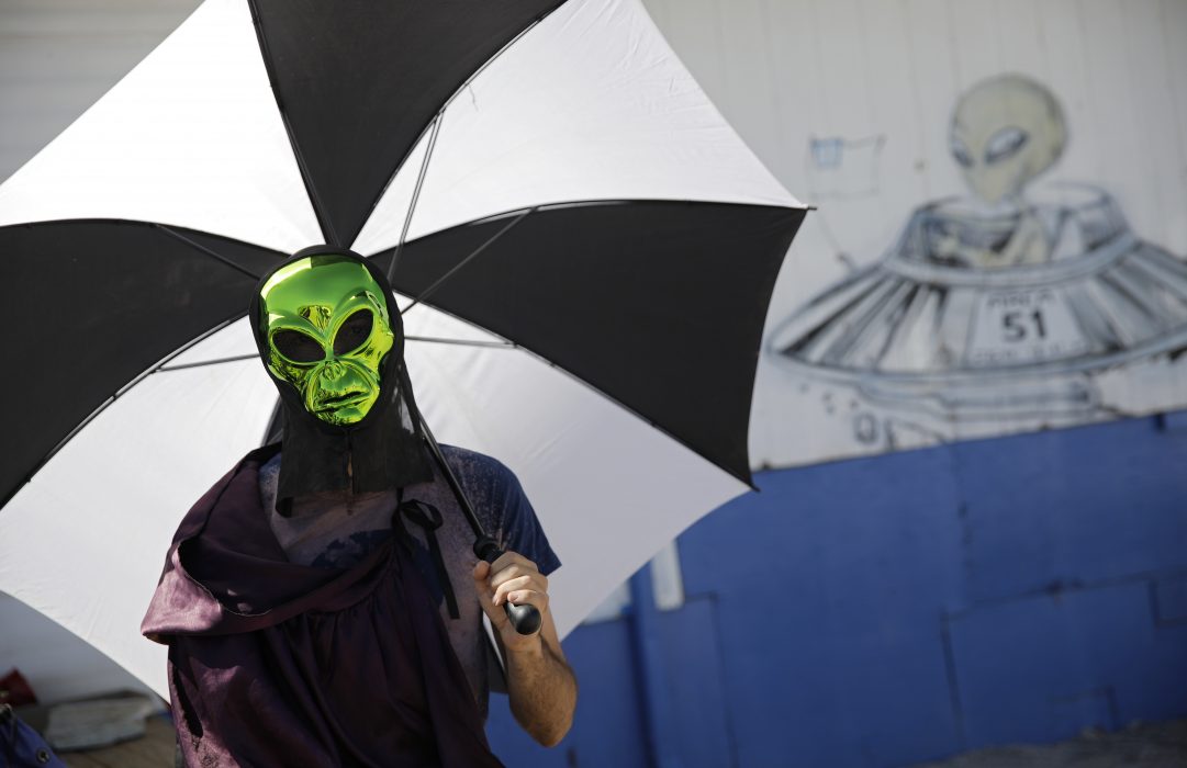 Människor samlades utanför Area 51 i Nevada efter vad som började som ett skämt på Facebook.