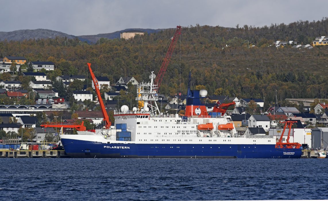 Den tyske isbryteren og forskningsskipet Polarstern ligger til kai i Tromsø. Snart vil den legge ut på en ekspedisjon til Arktis hvor målet er at den skal bli isfast og drive med isen. Ekspedisjonen, som går under navnet MOSAiC, har som mål å observere episenteret for global oppvarming slik ingen har gjort før dem. Flere 100 forskere fra 19 land inkludert Norge skal være med.